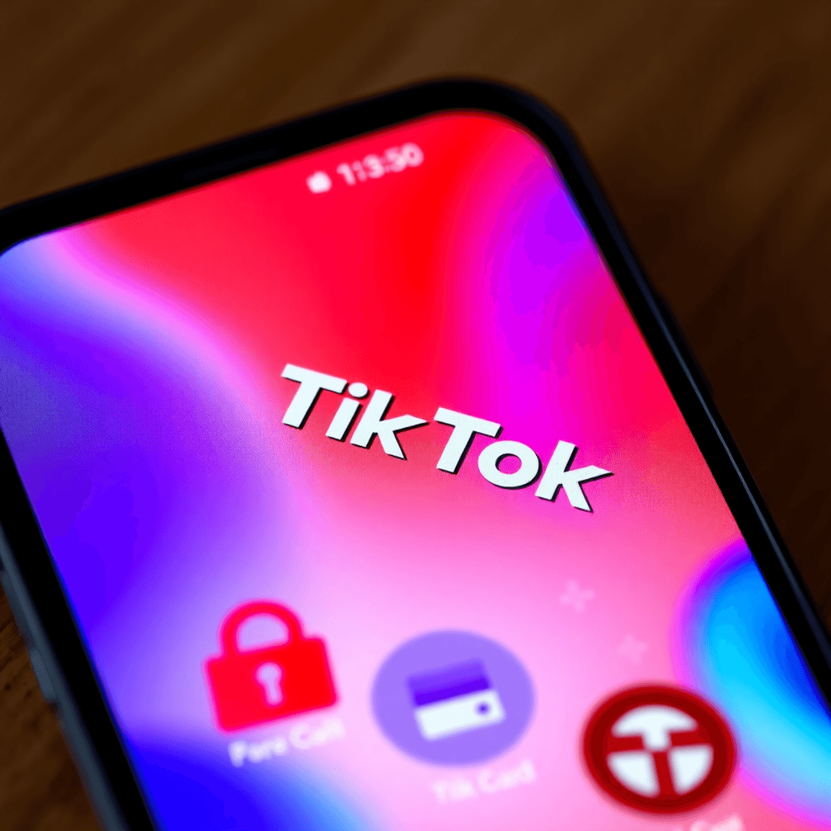 Nahaufnahme eines Smartphone-Bildschirms mit TikTok-Münzkauf, sicheren Zahlungsicons und bunten digitalen Währungssymbolen.